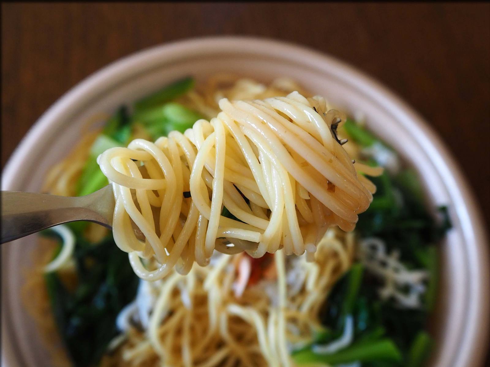 悲しみの中でもお腹が空いてセブンの釜揚げしらすと小松菜のペペロンチーノ_b0054329_08064281.jpg