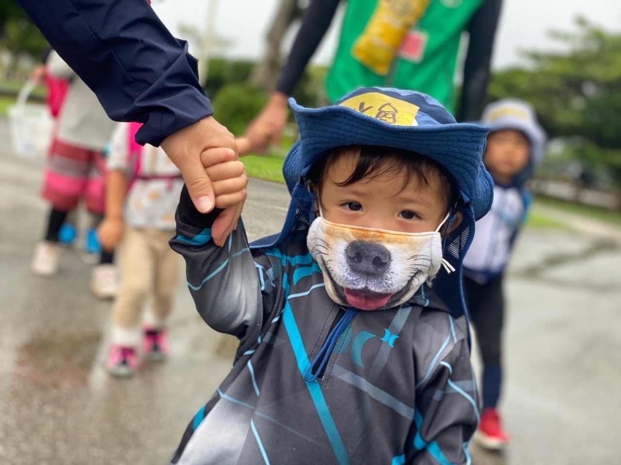 青空ようちえん〔週末〕海辺あそび!(6/27)雨が降る日はその時にしかできない海辺遊びを楽しもう!雲の合間をみて海に出発だ!_d0363878_20001479.jpeg