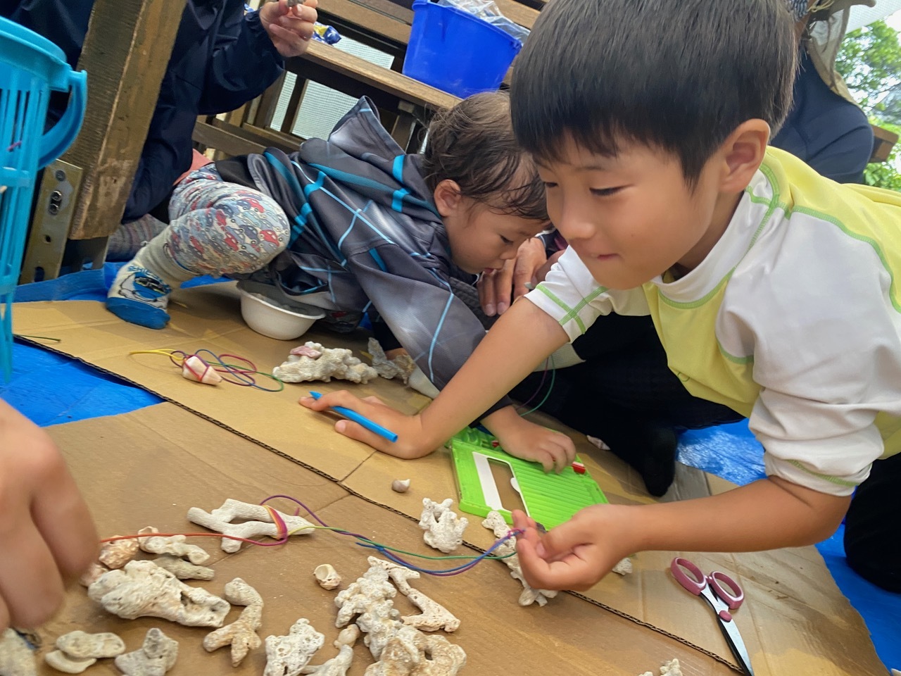 青空ようちえん〔週末〕海辺あそび!(6/27)雨が降る日はその時にしかできない海辺遊びを楽しもう!雲の合間をみて海に出発だ!_d0363878_20011342.jpeg