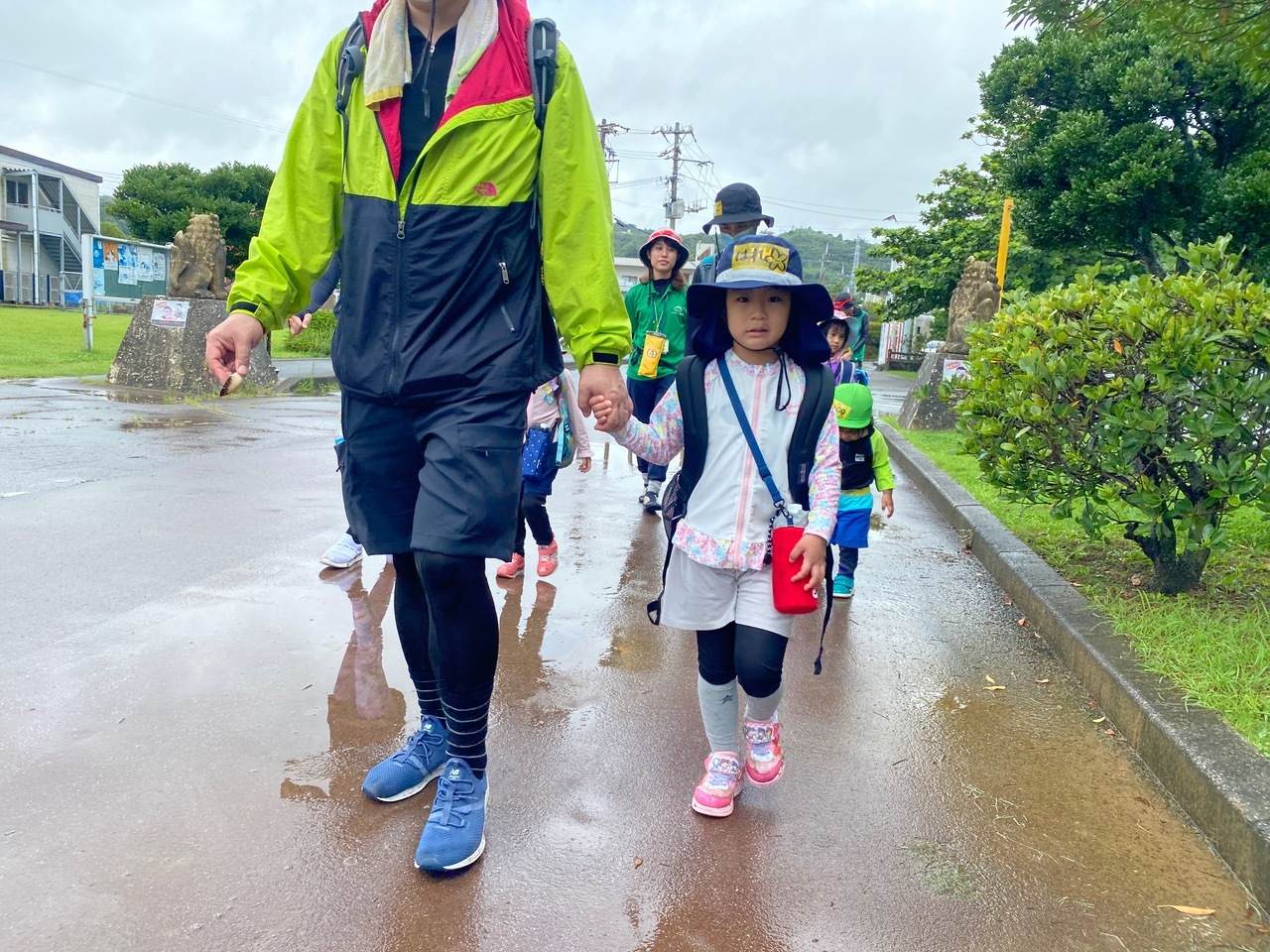 青空ようちえん〔週末〕海辺あそび!(6/27)雨が降る日はその時にしかできない海辺遊びを楽しもう!雲の合間をみて海に出発だ!_d0363878_20014545.jpeg