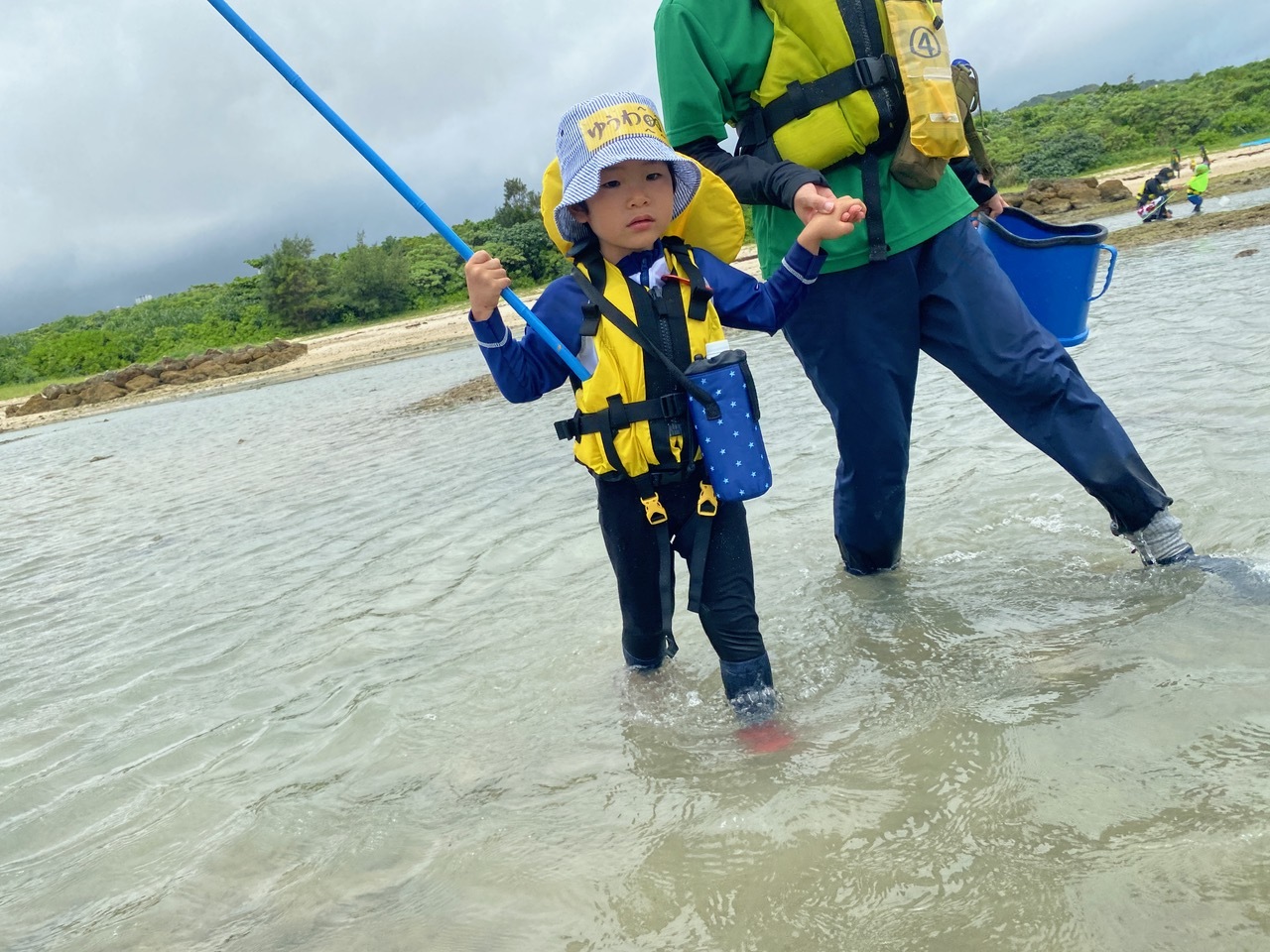 青空ようちえん〔週末〕海辺あそび!(6/27)雨が降る日はその時にしかできない海辺遊びを楽しもう!雲の合間をみて海に出発だ!_d0363878_20030884.jpeg