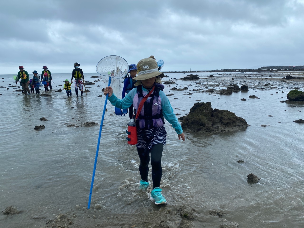 青空ようちえん〔週末〕海辺あそび!(6/27)雨が降る日はその時にしかできない海辺遊びを楽しもう!雲の合間をみて海に出発だ!_d0363878_20043418.jpeg
