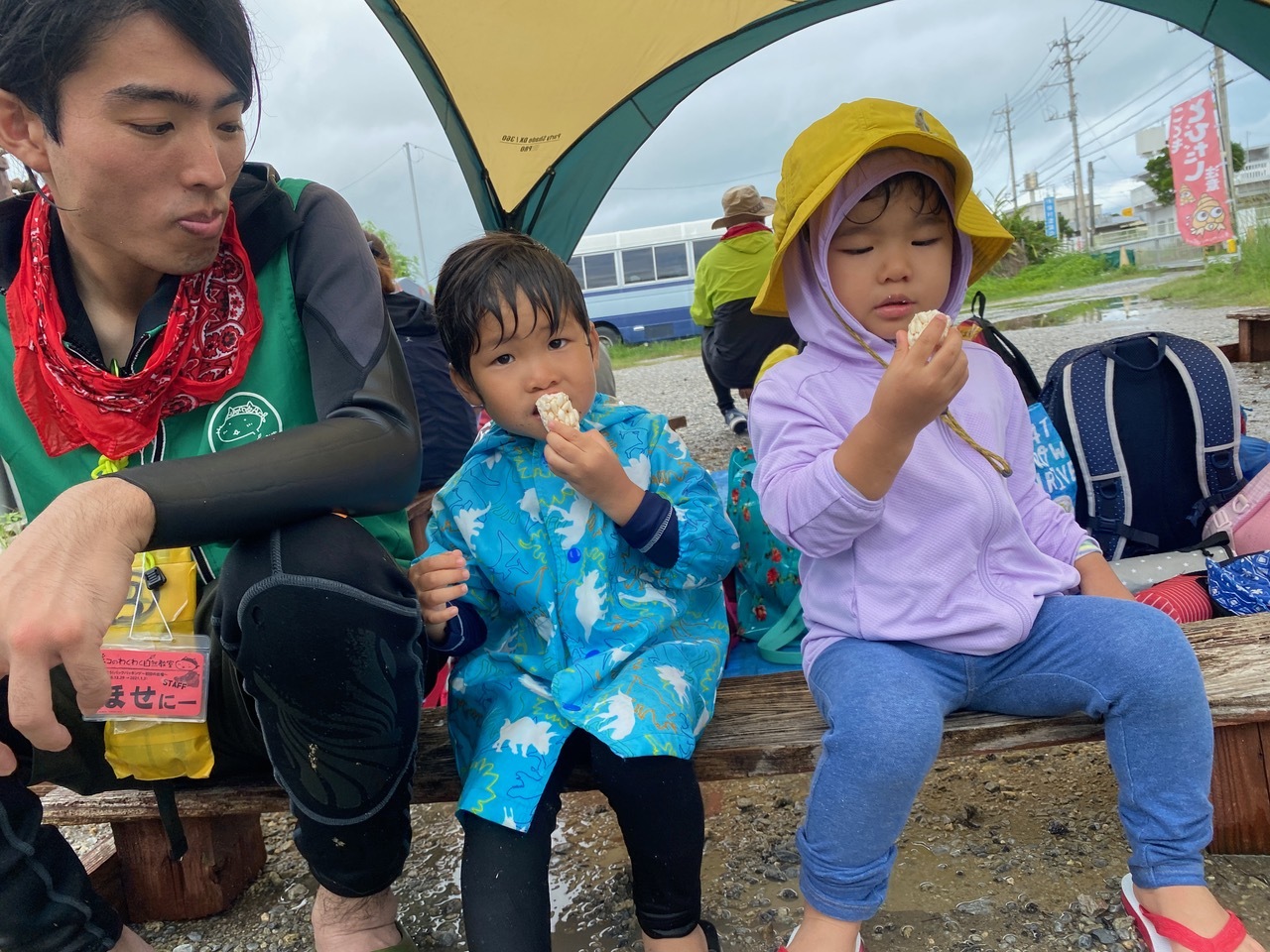 青空ようちえん〔週末〕海辺あそび!(6/27)雨が降る日はその時にしかできない海辺遊びを楽しもう!雲の合間をみて海に出発だ!_d0363878_20045630.jpeg