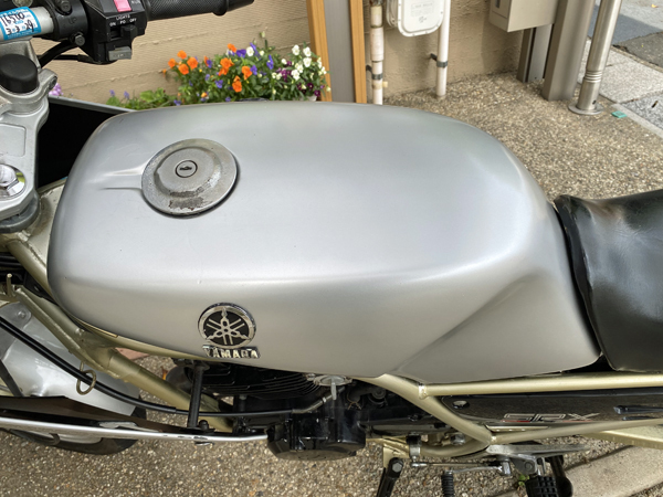 ガソリンタンク シルバー　バイク　カスタムペイント　インテリアにもオススメ★★ ガソリンタンク シルバーバイクカスタムペイントインテリアにも