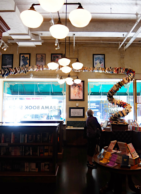ニューヨークにカフェ付き本屋さん兼劇場、ドラマ・ブック・ショップ（Drama Book Shop）再オープン!!_b0007805_02301083.jpg