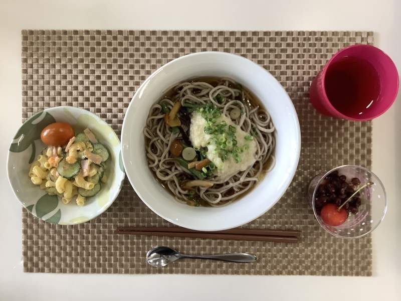 ひだまり工房昼食 とろろそば マカロニサラダ 白玉ぜんざい 今日の献立