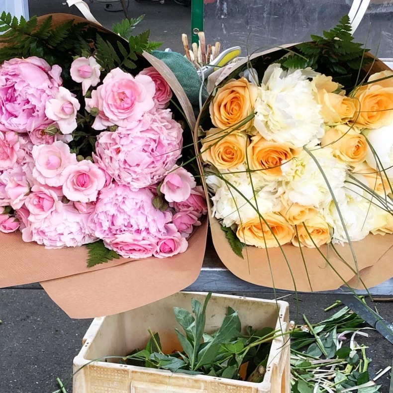 マルシェの花屋で切り花を _a0231632_03215498.jpeg