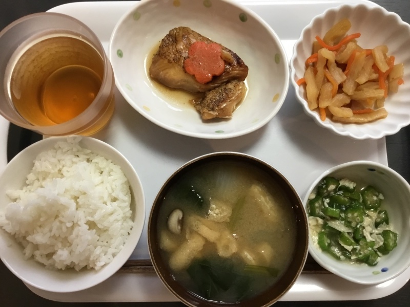 しらゆり荘 夕食 アブラカレイ山椒煮 割り干し大根の煮物 ゆばとろろ 味噌汁 今日の献立