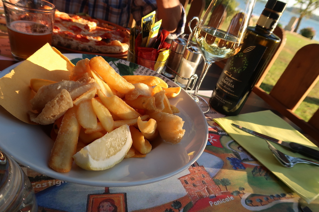 夕日照らし風立つ湖畔で散歩・夕食、トラジメーノ湖_f0234936_06592875.jpg