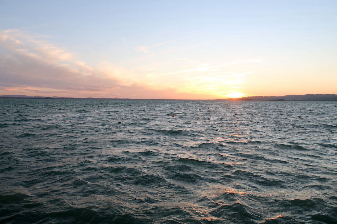 夕日照らし風立つ湖畔で散歩・夕食、トラジメーノ湖_f0234936_07101291.jpg
