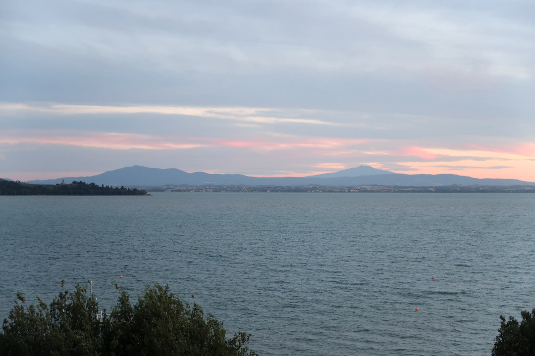 夕日照らし風立つ湖畔で散歩・夕食、トラジメーノ湖_f0234936_07263565.jpg
