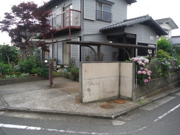 駐車場のチョットした手直し。 ~ 駐車場を広く使いたいの。_d0165368_06482885.jpg