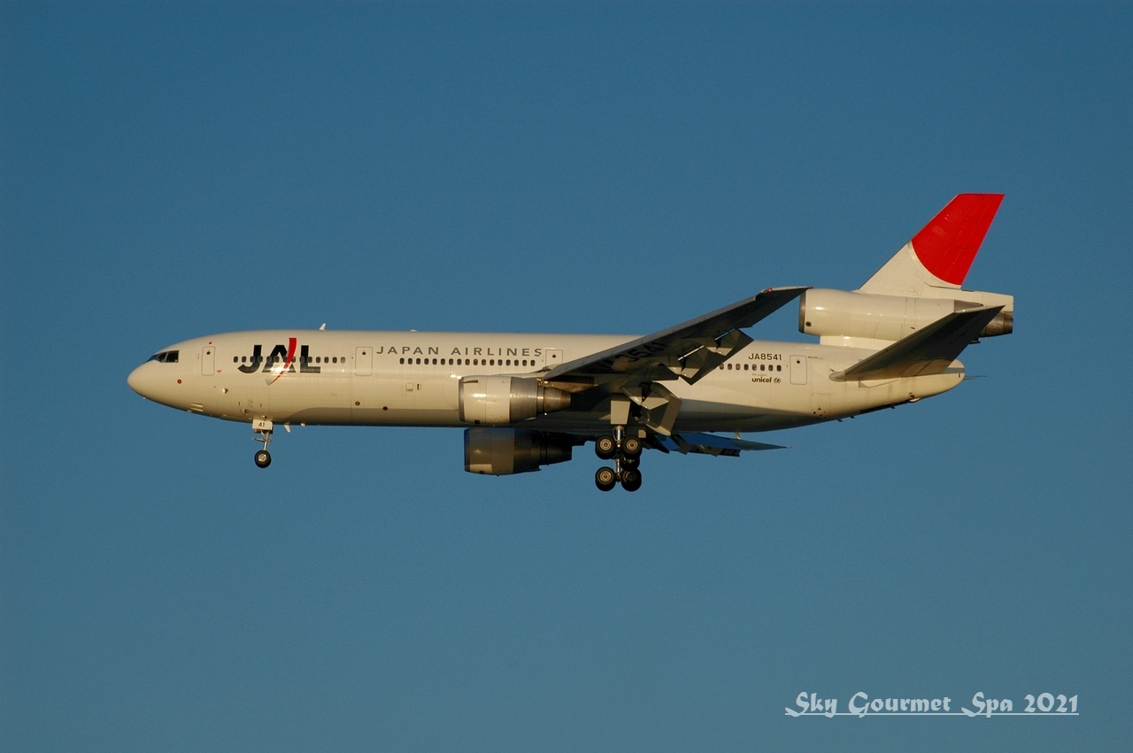 ◆ もう会えない飛行機たち、その64「また真横を飛んだ日」（2004年10月）_d0316868_09224487.jpg