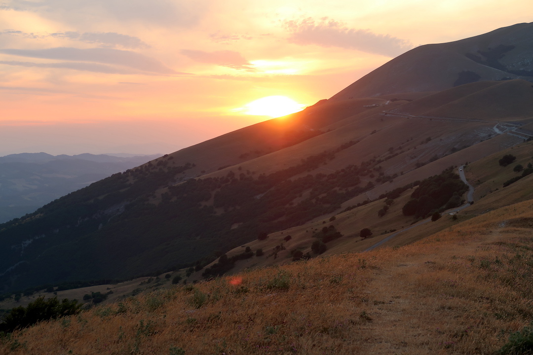 涼を取り夕日見送るクッコ山_f0234936_07211300.jpg