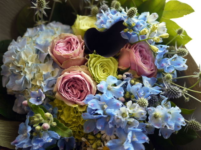退職される方への花束 クール かっこいいイメージ あれば青い花を使って 南8条にお届け 21 06 30 札幌 花屋 Mell Flowers