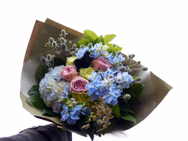 退職される方への花束 クール かっこいいイメージ あれば青い花を使って 南8条にお届け 21 06 30 札幌 花屋 Mell Flowers