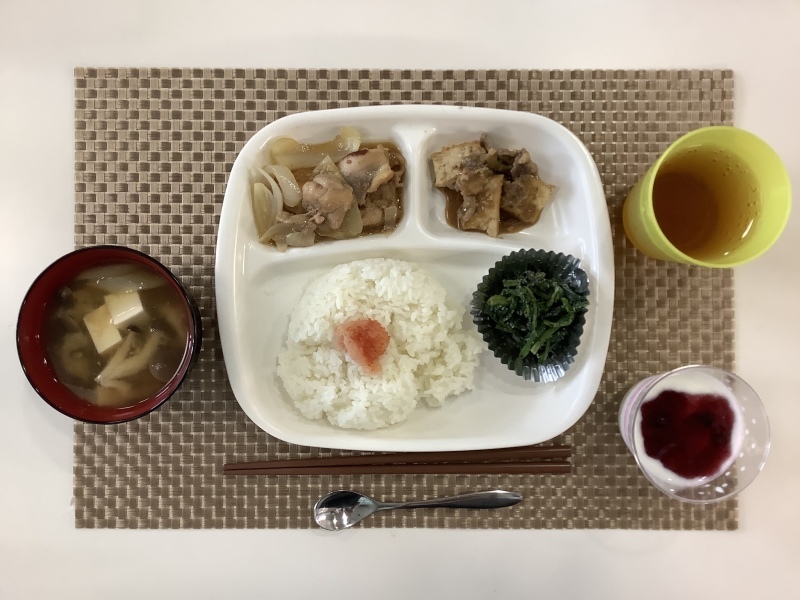 ひだまり工房昼食 さつまあげとナスの味噌炒め 鶏肉と玉ねぎの醤油焼き ほうれん草のごま和え 明太子ご飯 味噌汁 ヨーグルト 今日の献立