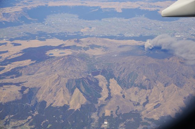 熊本空港から阿蘇山を超えて伊丹空港へ_c0081462_22350766.jpg