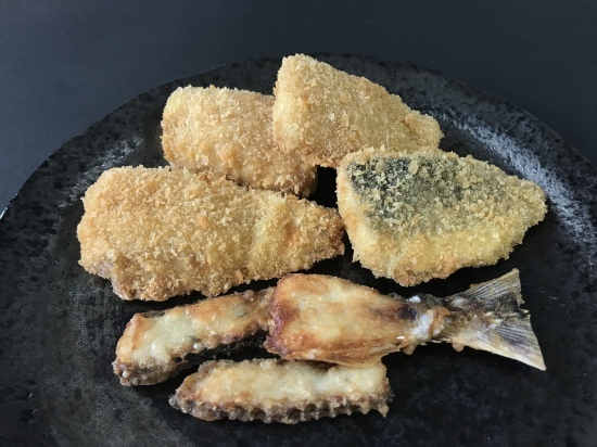 飛び魚のフライ 骨せんべい ぼっちオバサン食堂 飛び魚のフライ 骨せんべい ぼっちオバサン食堂