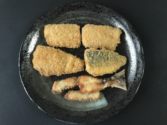 飛び魚のフライ 骨せんべい ぼっちオバサン食堂 飛び魚のフライ 骨せんべい ぼっちオバサン食堂