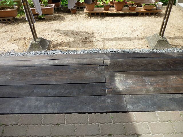 庭に防腐剤処理した木材を敷く あら楽し 猫のこころで 書きつくる 庭に防腐剤処理した木材を敷く あら楽し 猫のこころで 書きつくる