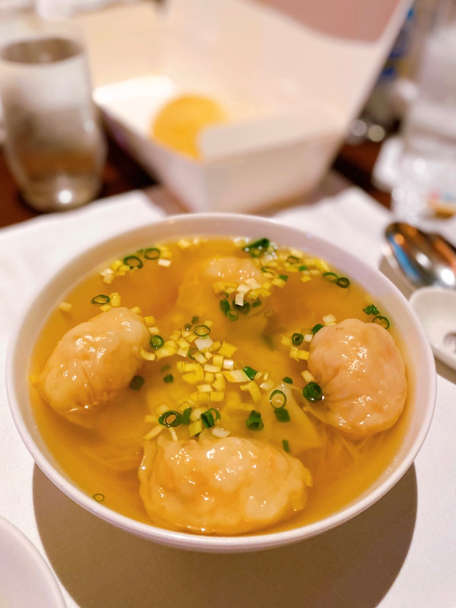 ヘイフンテラスの香港海老雲呑麺を ルームサービスで頂きました あれも食べたい これも食べたい ｅｘ