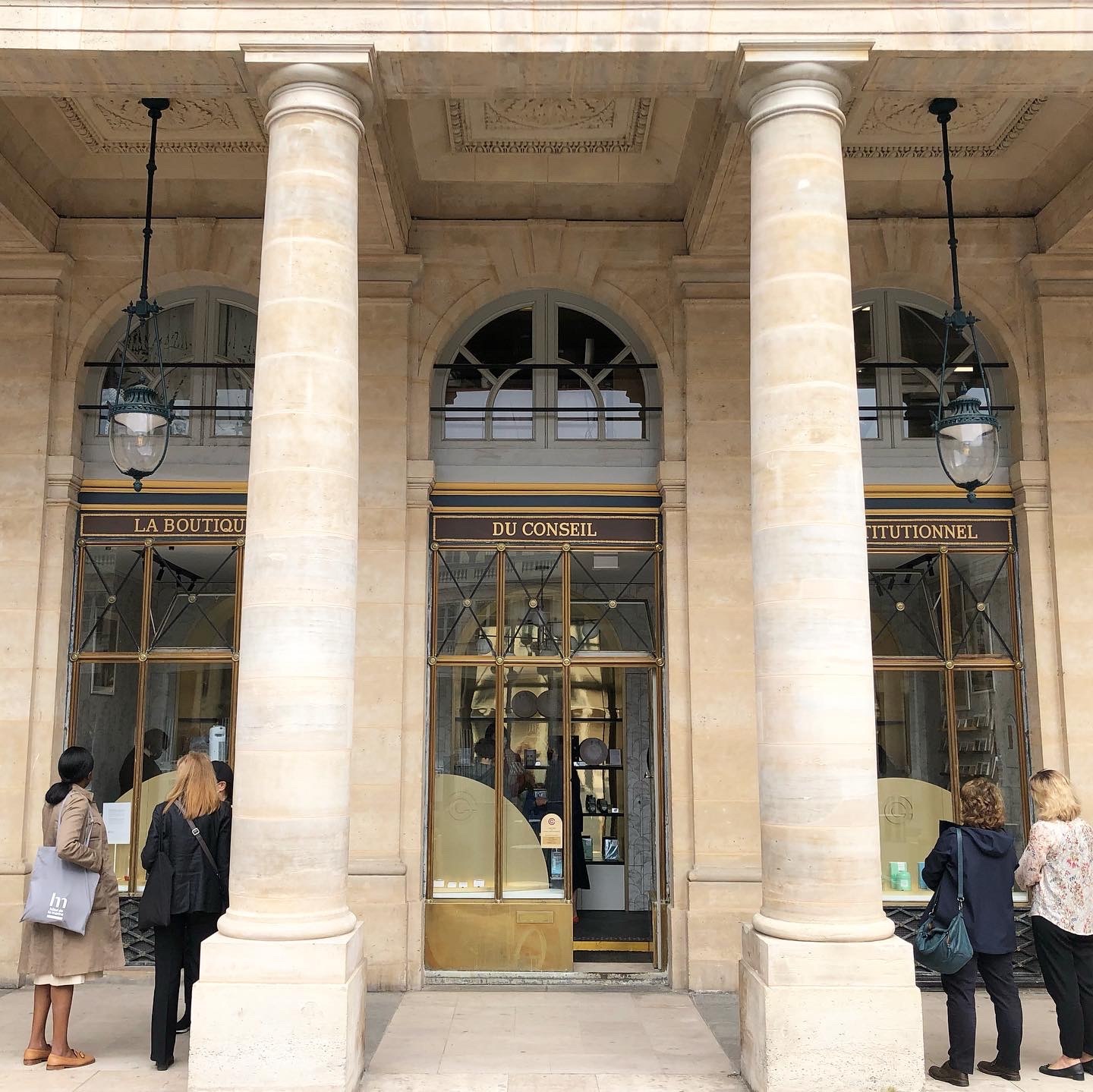 フランス憲法院のお土産ショップがオープン パレ・ロワイヤルにあります!_a0231632_03105738.jpeg