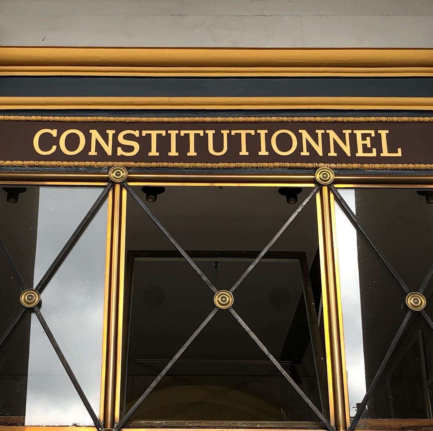 フランス憲法院のお土産ショップがオープン　パレ・ロワイヤルにあります！_a0231632_03112380.jpeg