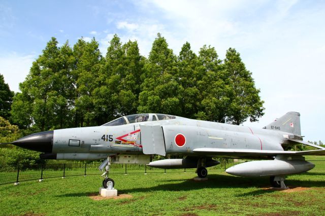 F-4EJ改87-8415号機 ／「メタセの杜」物産館にファントムが設置され