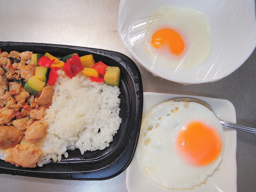オーケーストアのお弁当(ガパオライス)@自宅_d0402143_16360197.jpg