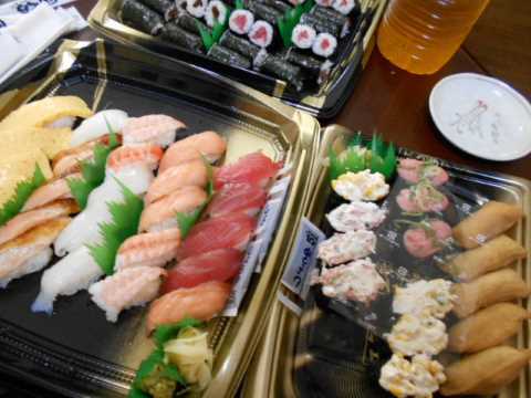 お昼は持ち帰りくら寿司&低周波治療器_f0019498_16244258.jpg