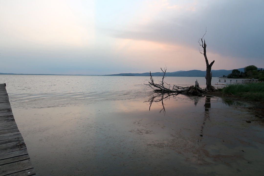 不思議いろの湖夕景は天国ジェラートの光、トラジメーノ湖_f0234936_05561374.jpg