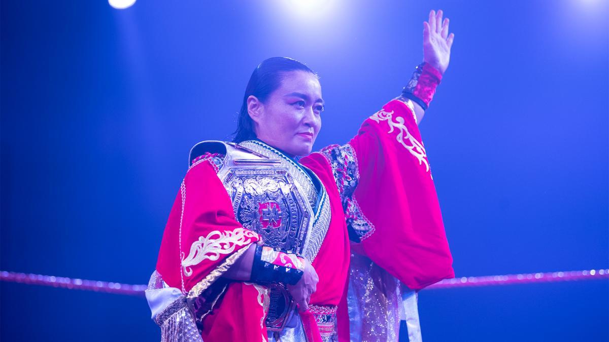 NXT UK女子王者里村明衣子がWWEライブイベントの会場にいた_c0390222_10280436.jpg