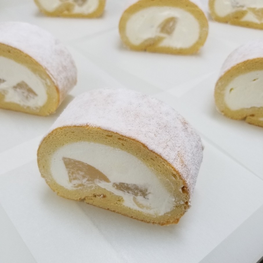 桃のロールケーキ Mongo Mongo パン 洋菓子
