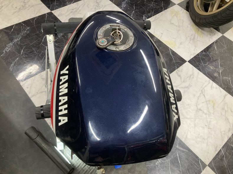 ガソリン漏れ！FZ750タンクに穴発見。 : ネコトバイク2 -日本独走☆-