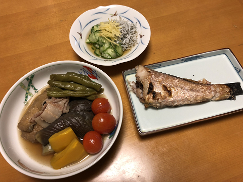甘鯛塩焼きと 夏野菜と油揚げの煮物と 胡瓜としらすの酢の物 それにお味噌汁 かやうにさふらふ 甘鯛塩焼きと 夏野菜と油揚げの煮物と 胡瓜としらすの酢の物 それにお味噌汁 かやうにさふらふ