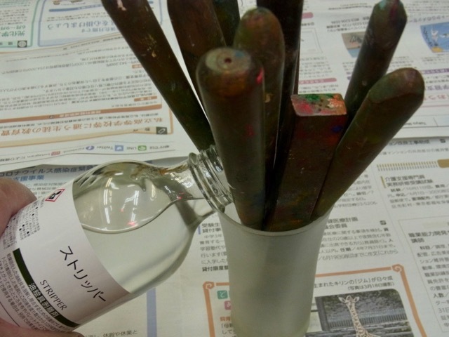 ストリッパーでパレットとナイフの掃除をする。_a0086270_21254091.jpg