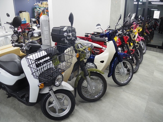 納車待ち車両がたまっています バイクの横輪
