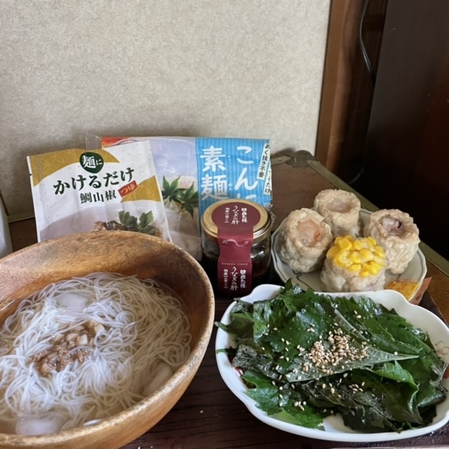 【食】2021.07.20の昼食（KALDI 蒟蒻素麺with麺にかけるだけつゆ、焼売、大葉漬け、鰻肝）_d0396795_15235539.jpeg