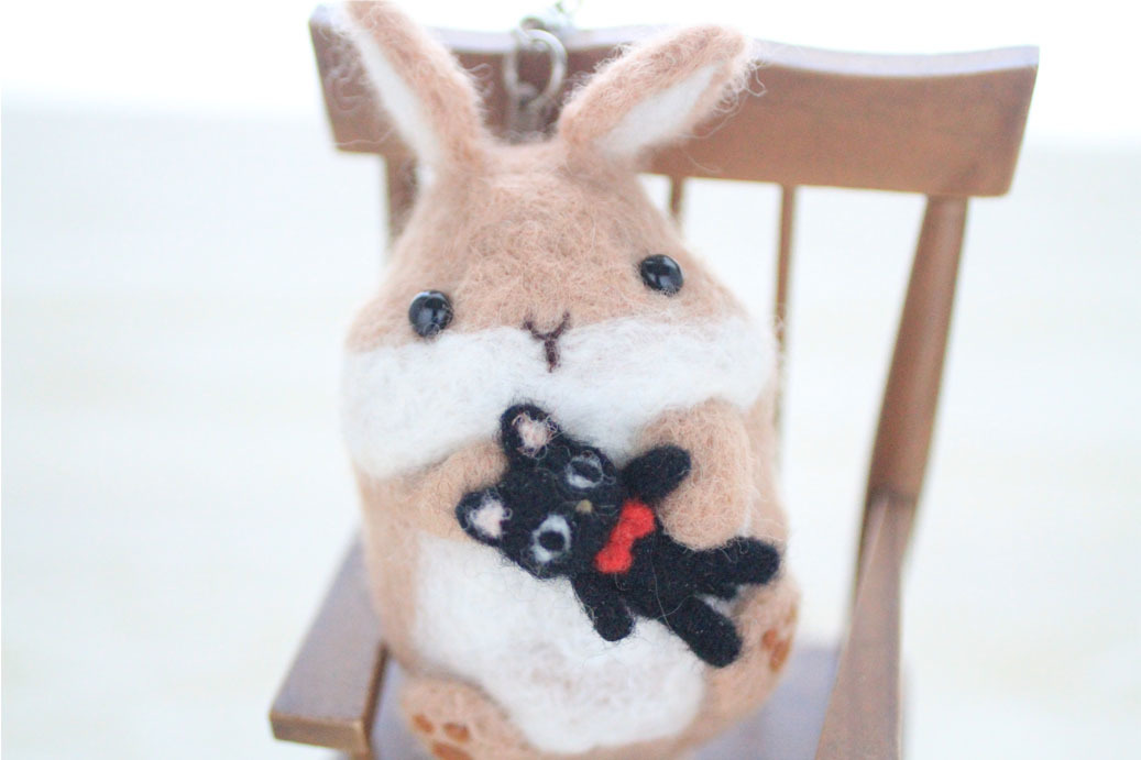 黒猫ぬいぐるみをなでなでする うさぎポーチ Wool 1