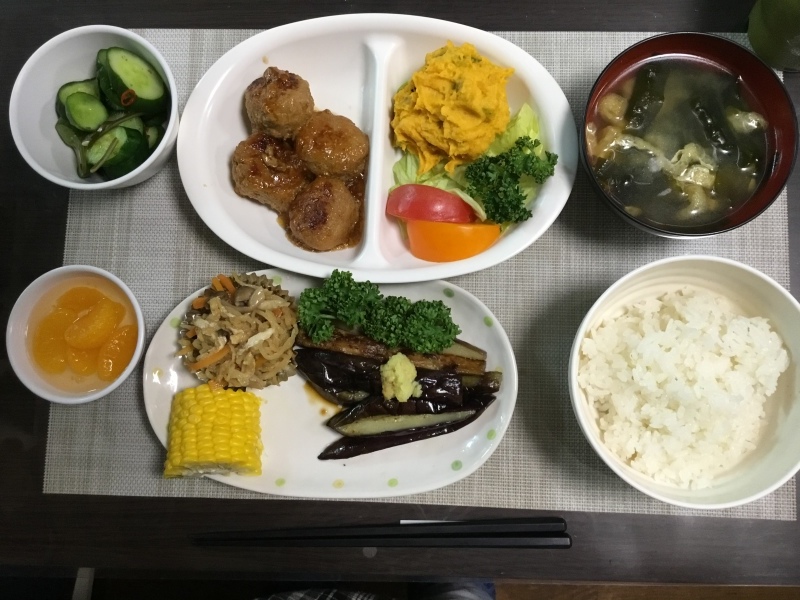 ひまわり荘 夕食 肉団子の甘酢あんん 切干大根 かぼちゃサラダ ナスの 素揚げ キュウリの漬け物 ワカメ 油揚げのみそ汁 今日の献立