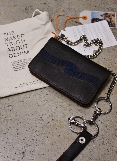 X’mas に♪ Cracking Indigo LEATHER WALLET NUDIE JEANS_d0152280_20535178.jpg