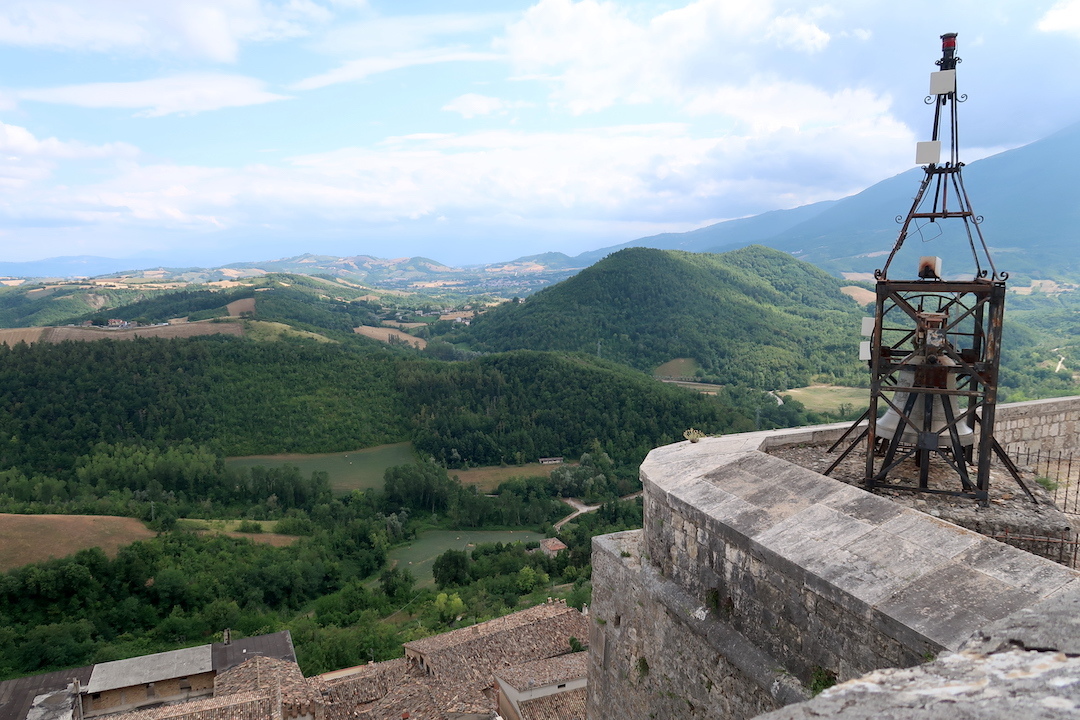 古の城塞頂くアブルッツォの山の宿から、チヴィテッラ・デル・トロント_f0234936_02154536.jpg