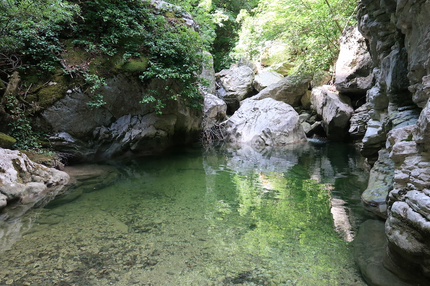 清流と岩壁美しいサリネッロ峡谷_f0234936_17482605.jpg