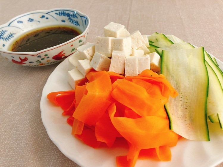 食卓がパッと華やぐヘルシーな副菜!カラフルリボンサラダの作り方_c0405952_10424618.jpg