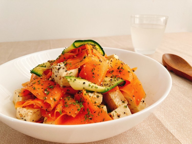 食卓がパッと華やぐヘルシーな副菜!カラフルリボンサラダの作り方_c0405952_10440546.jpg