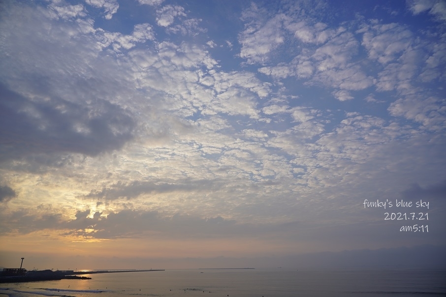 優しい色の空の下 早朝の海７月編 Funky S Blue Sky