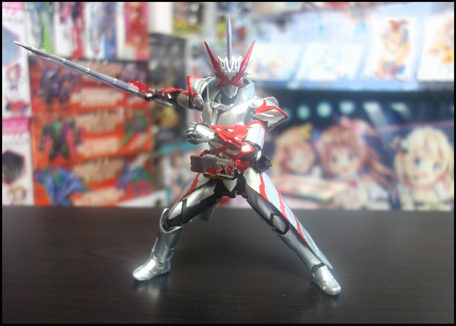 S.H.Figuarts 仮面ライダーセイバー ドラゴニックナイトをレビュー【銀ピカでモールドもエッジも際立ちまくり!!】_f0205396_20101319.jpg