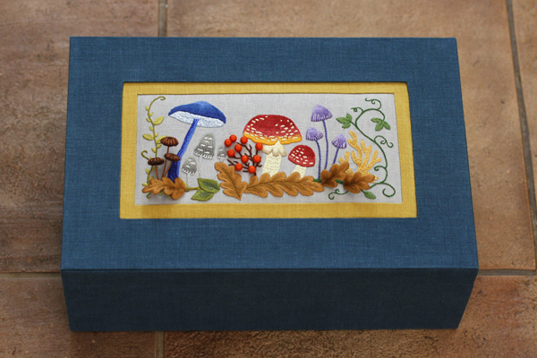 立体刺繍と平面刺繍を施したカルトナージュのお道具箱 : フェルタート