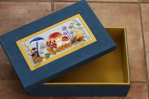 立体刺繍と平面刺繍を施したカルトナージュのお道具箱 : フェルタート